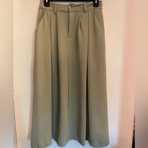 Women’s sage skirt with pockets